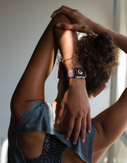 Una mujer despertando con su smartwatch Apple