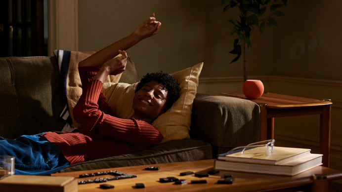 Una persona disfrutando de música en su hogar gracias al Apple HomeKit