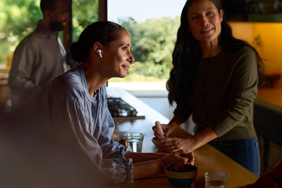 Mujer disfrutando de AirPods Pro 2 y su cuidado auditivo