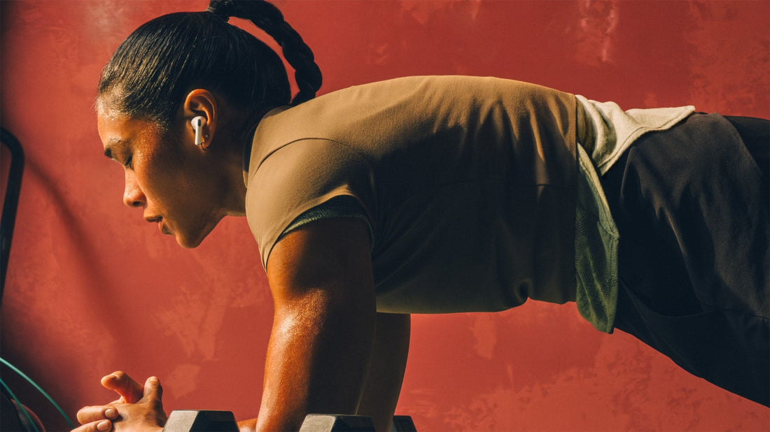 Una mujer haciendo ejercicio con los AirPods Pro 3