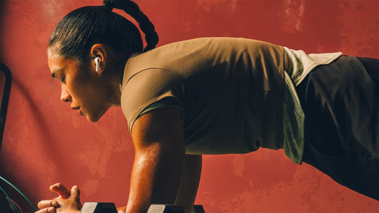 Una mujer haciendo ejercicio con los AirPods Pro 3