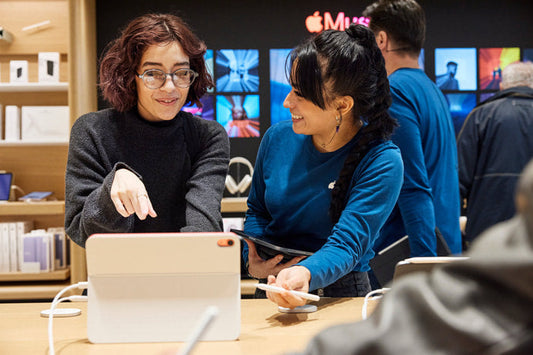 Un cliente viendo un producto en el aniversario Mac Center