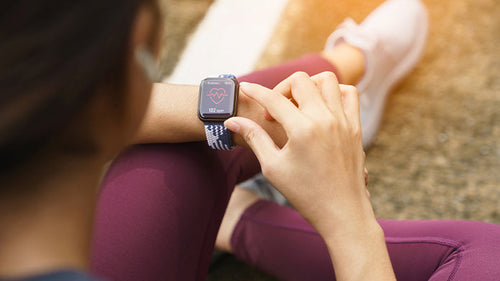 Una persona usando una app para hacer ejercicio en su Apple Watch