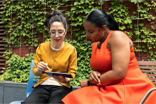 Dos mujeres usando Apple Books en un iPad.