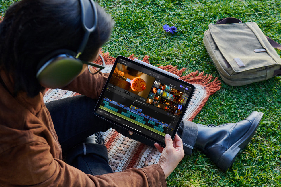 Estudiante edita videos en su iPad Pro mientras utiliza AirPods Max