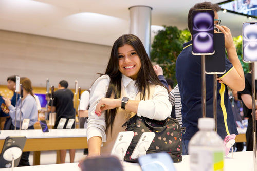 Mujer en Apple Fifth Avenue con el Apple Watch Series 10, uno de los mejores regalos de Navidad para una mujer.