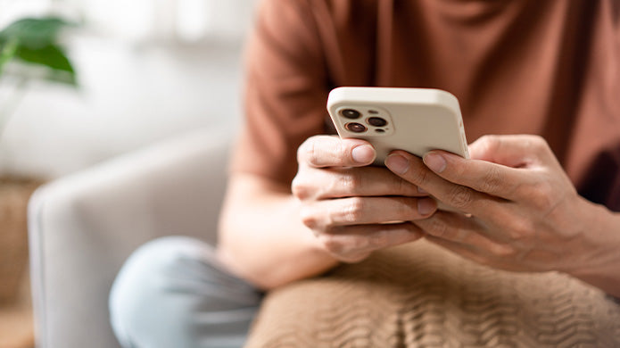 Una persona ilustrando como activar el NFC en iPhone.