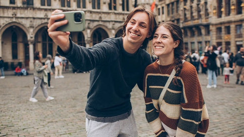 Una pareja tomándose una foto con la configuración cámara iPhone