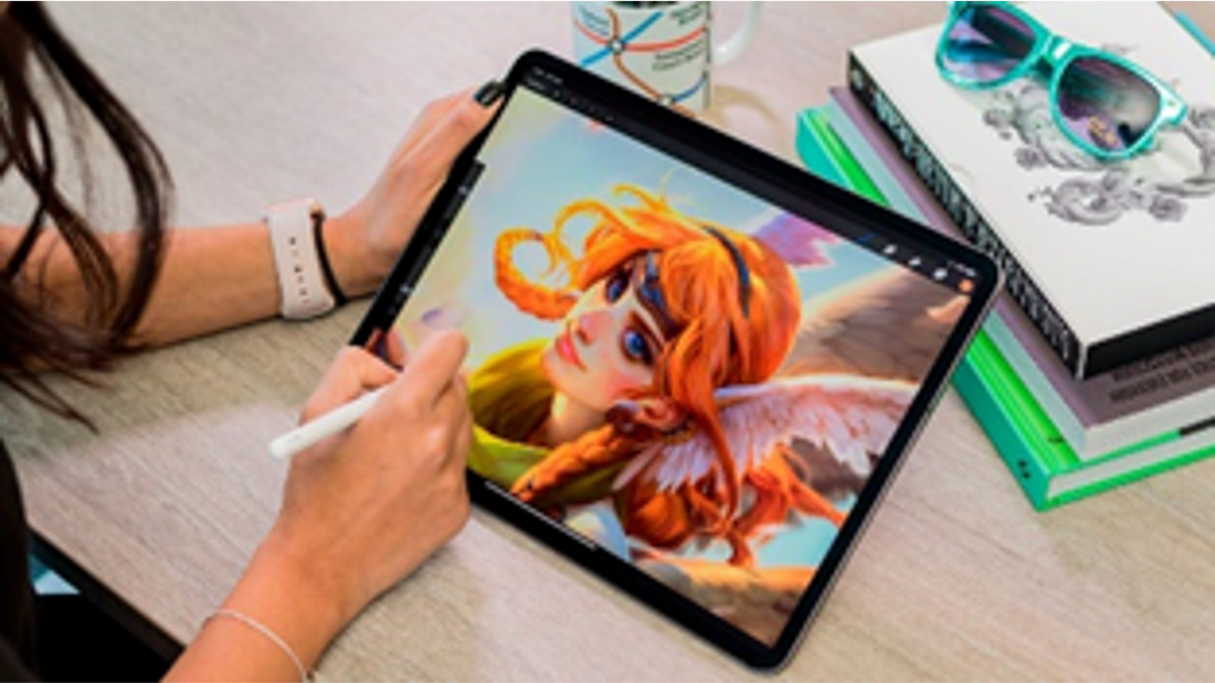 Mujer utilizando un iPad para diseño gráfico.