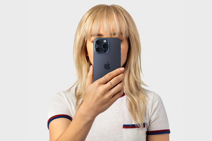Una mujer configurando en control parental en iphone