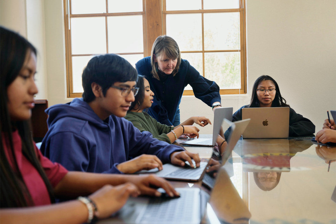 Unos estudiantes en el proceso de crear una ID Apple.