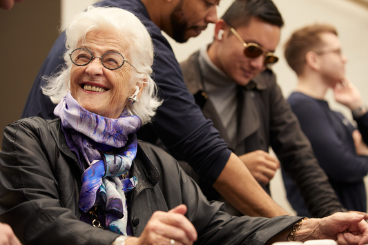 Mujer mayor disfrutando sus audífonos. Elige tu modelo ideal luego de ver las diferencias entre AirPods Pro 1 y 2. 