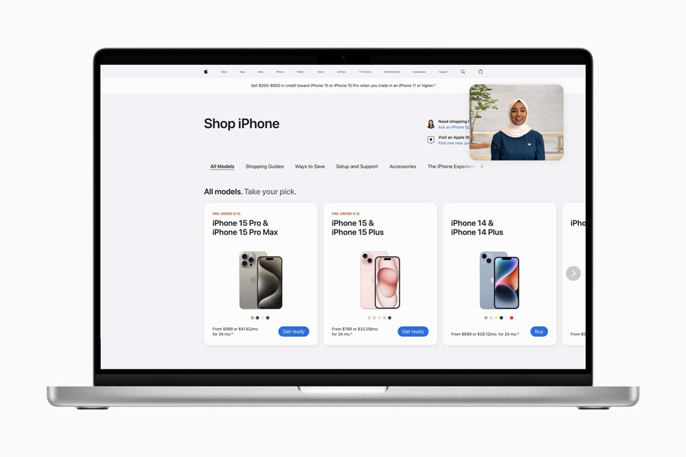 MacBook muestra en su pantalla una tienda virtual para comprar equipos Apple y financiar un iPhone