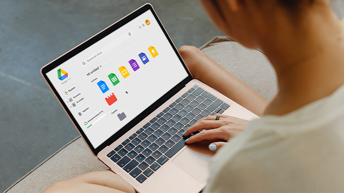 Una mujer usando Google Drive para MacBook