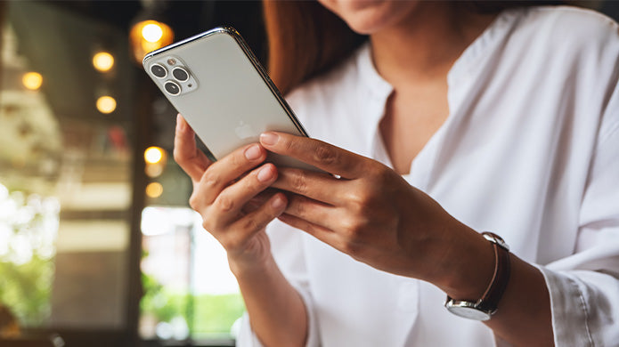 Una mujer revisando el IMEI de iPhone.