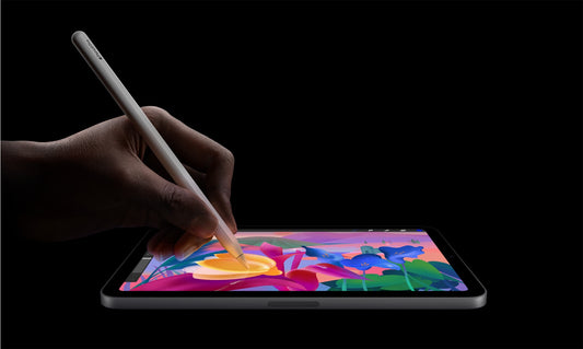 Mujer trabaja en un iPad mini A17 Pro con el Apple Pencil Pro.