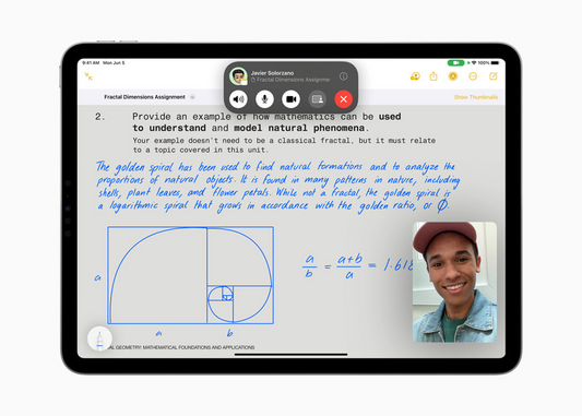 iPad en el que un usuario anota y colabora con otros gracias a iPadOs 17