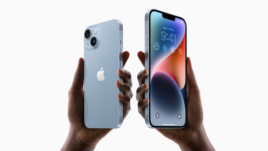 Personas sostienen dos smartphones para comparar en un iPhone 14 vs iPhone 13