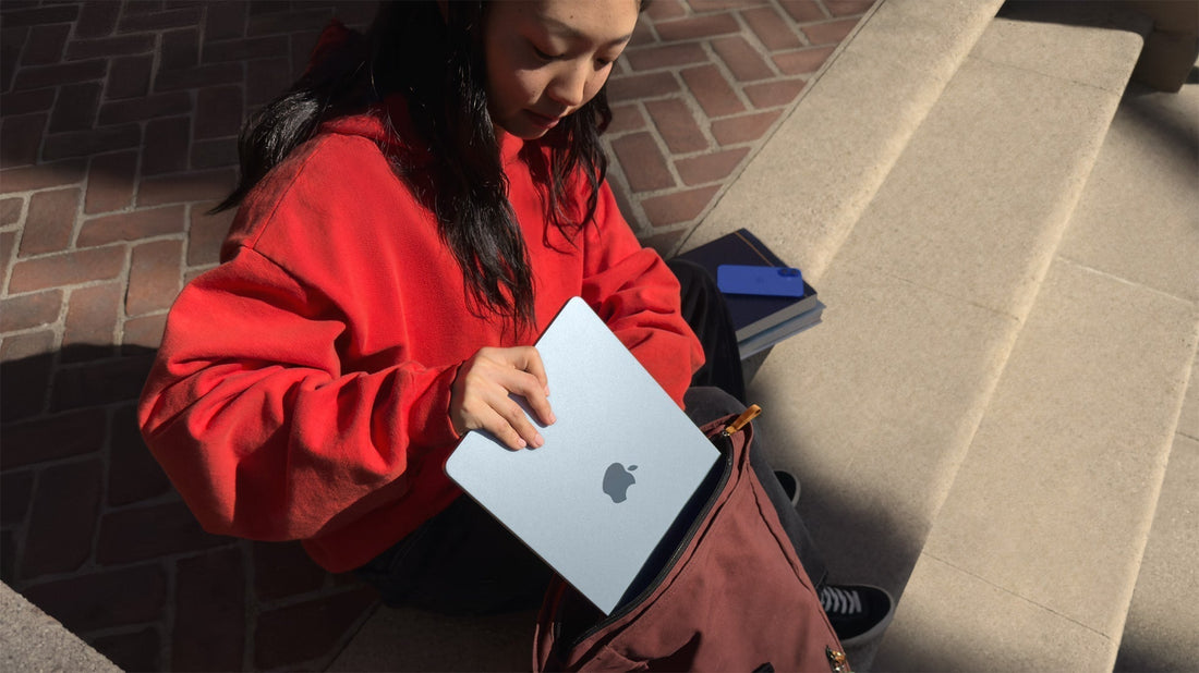 Una persona guardando su MacBook Air en su mochila