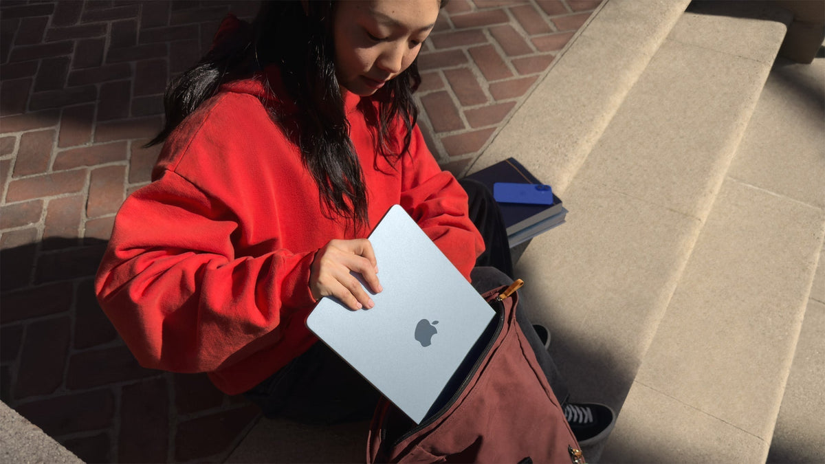 Una persona guardando su MacBook Air en su mochila