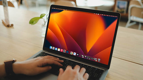 Una persona configurando la MacBook Pro Touch Bar.