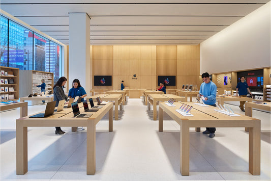 Interior de una tienda de Apple mostrando un diseño moderno y tecnología avanzada, representando seguridad digital en entornos físicos.