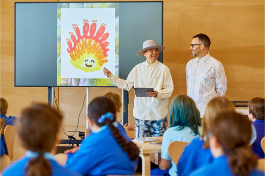 Estudiantes presentando proyectos creativos realizados con iPad y Apple Pencil, destacando las tablets para estudiantes en actividades educativas.