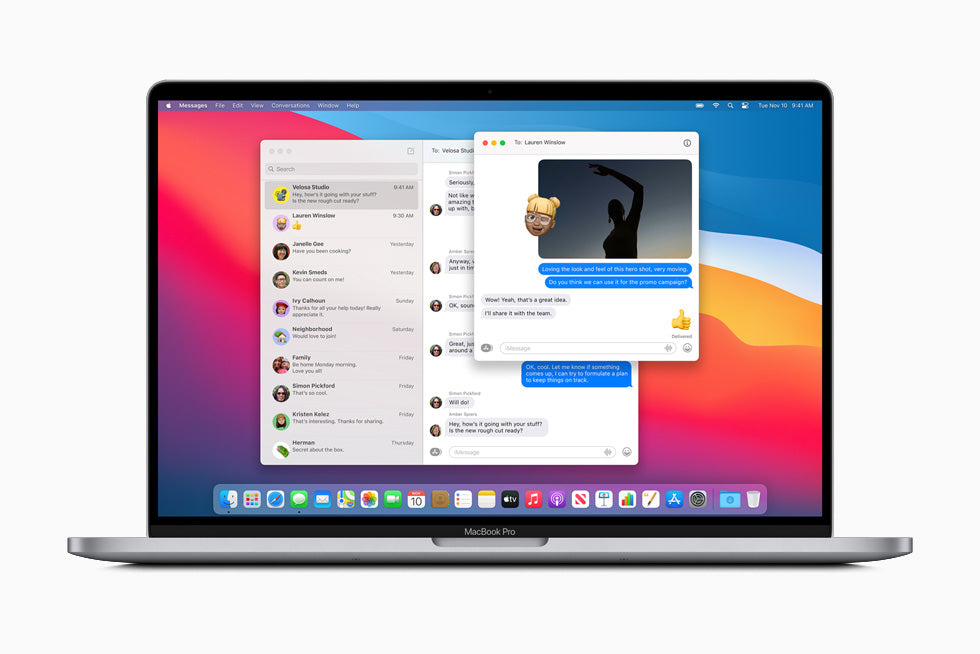 MacBook muestra en su pantalla la app de mensajería en la que se usan emojis Apple y texto automático  