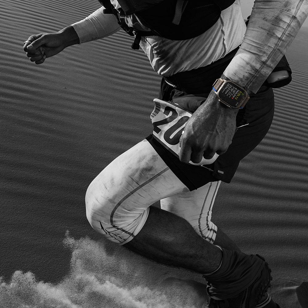 Apple Watch Ultra (GPS + Cellular) - Caja de titanio de 49 mm - Correa Loop Trail azul/gris - Talla M/L