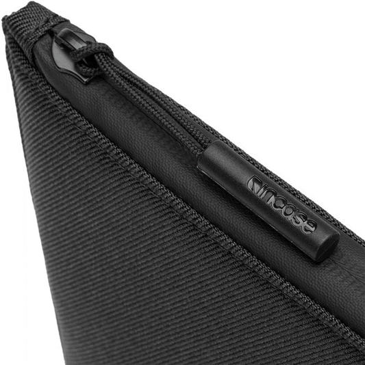 Funda INCASE Facet en sarga reciclada para MacBook Pro/Air 13" - Negro