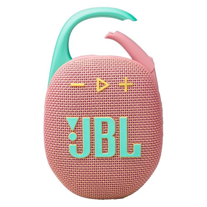 El altavoz Bluetooth ultraportátil JBL Clip 5 es lo suficientemente pequeño como para llevarlo en una mano, pero que no te engañe su tamaño: es grande donde de verdad importa.