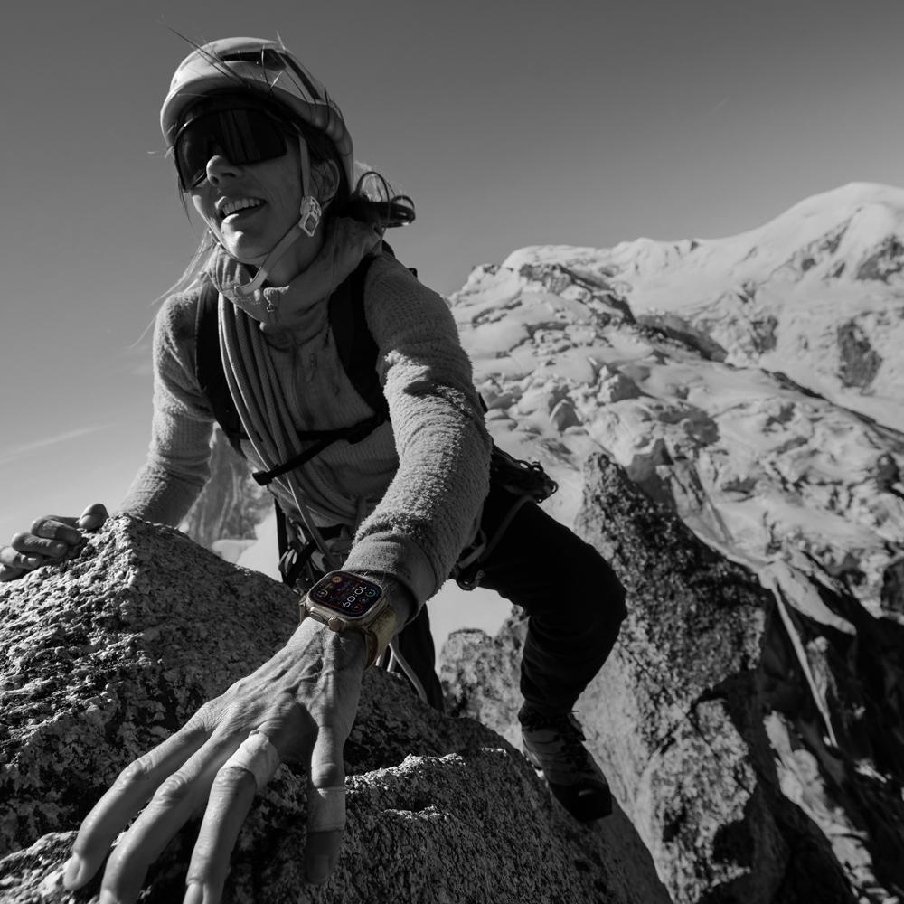 Apple Watch Ultra 2 GPS + Cellular • Caja de titanio de 49 mm • Correa Trail verde/gris - M/L